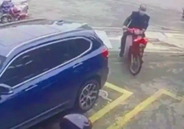 老人骑摩托撞宝马 家属向车主索赔，车子停在停车位被撞是谁的责任？